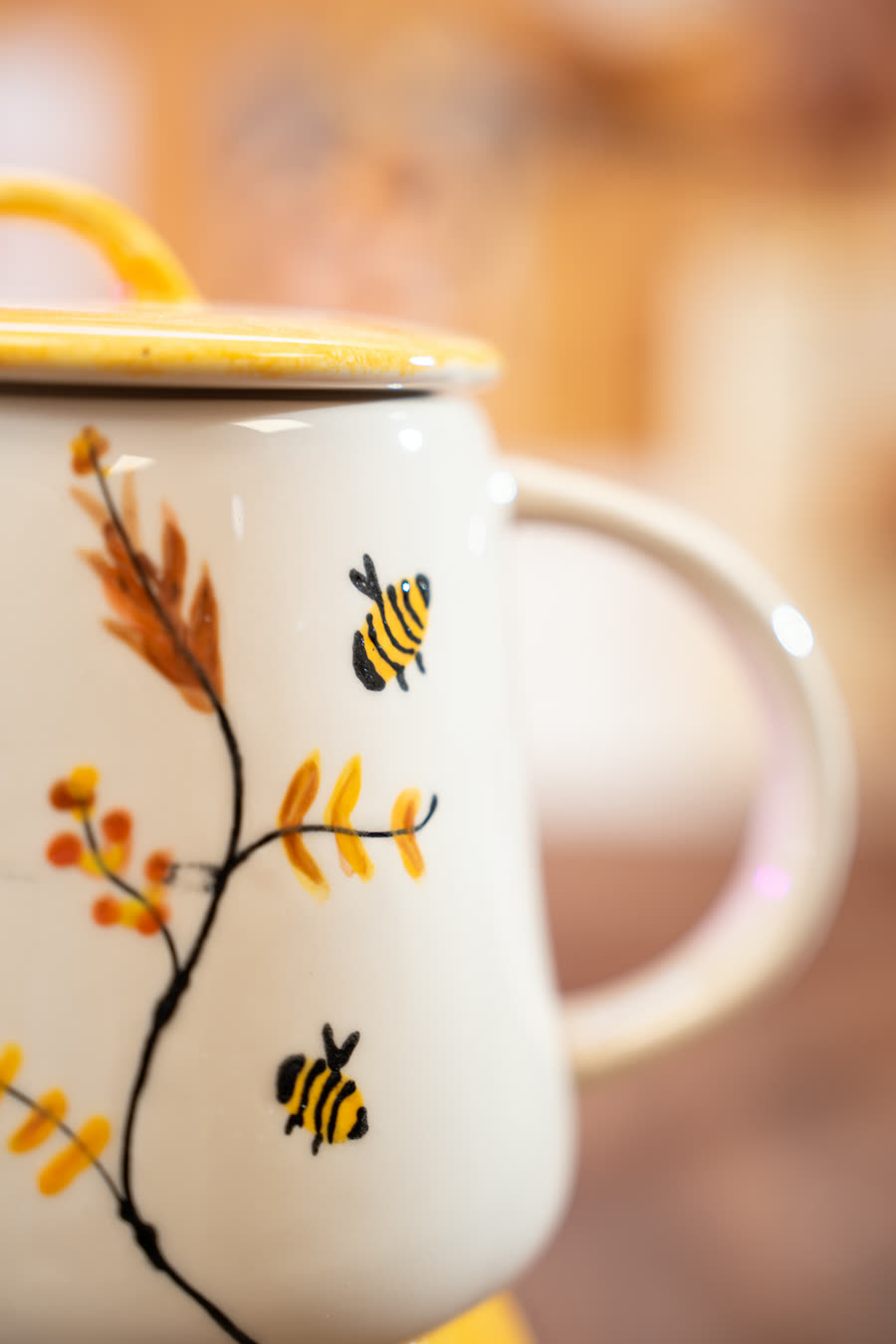 Krug mit Bienen und Blumen