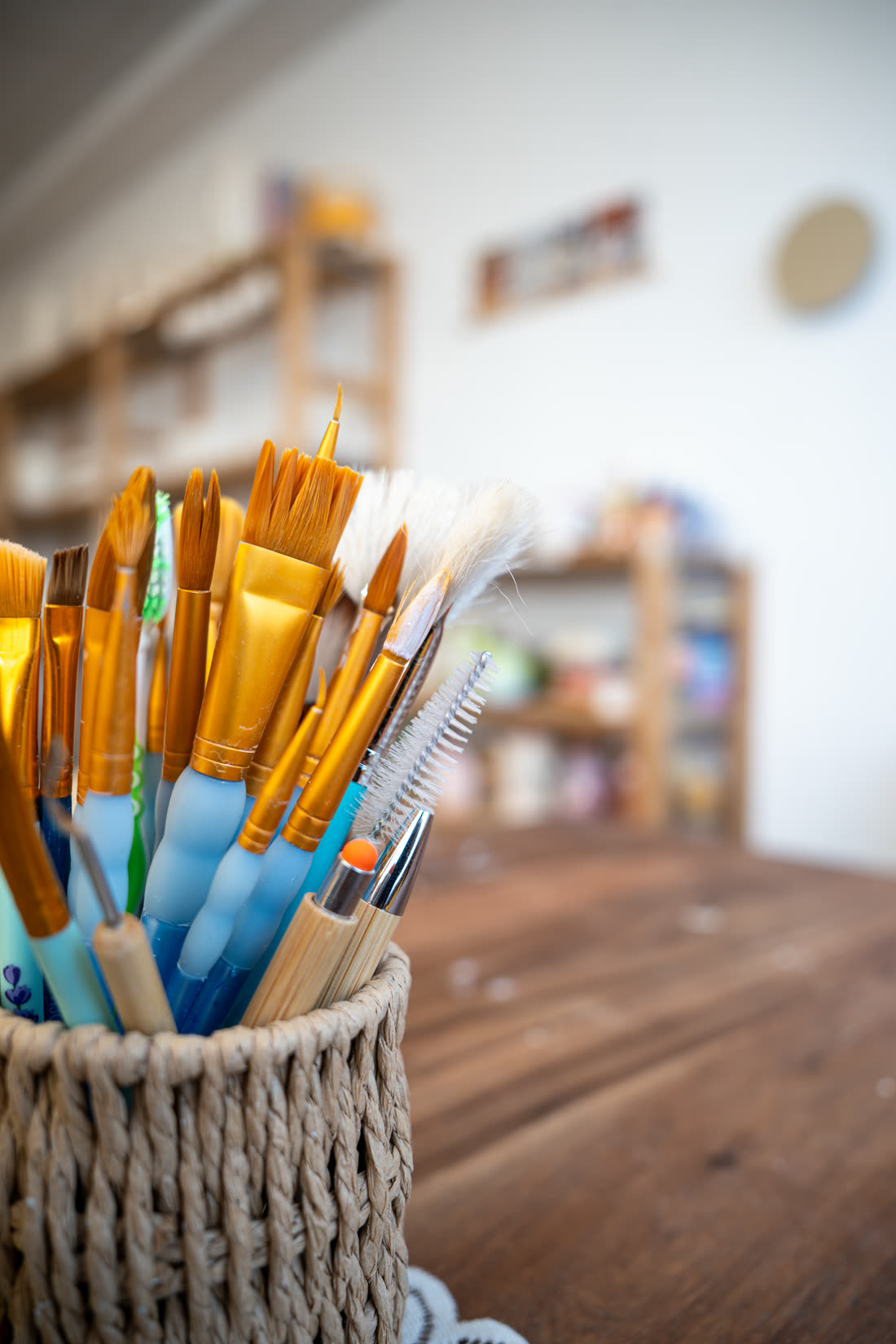 Pinsel und Malutensilien im Atelier Auszeit