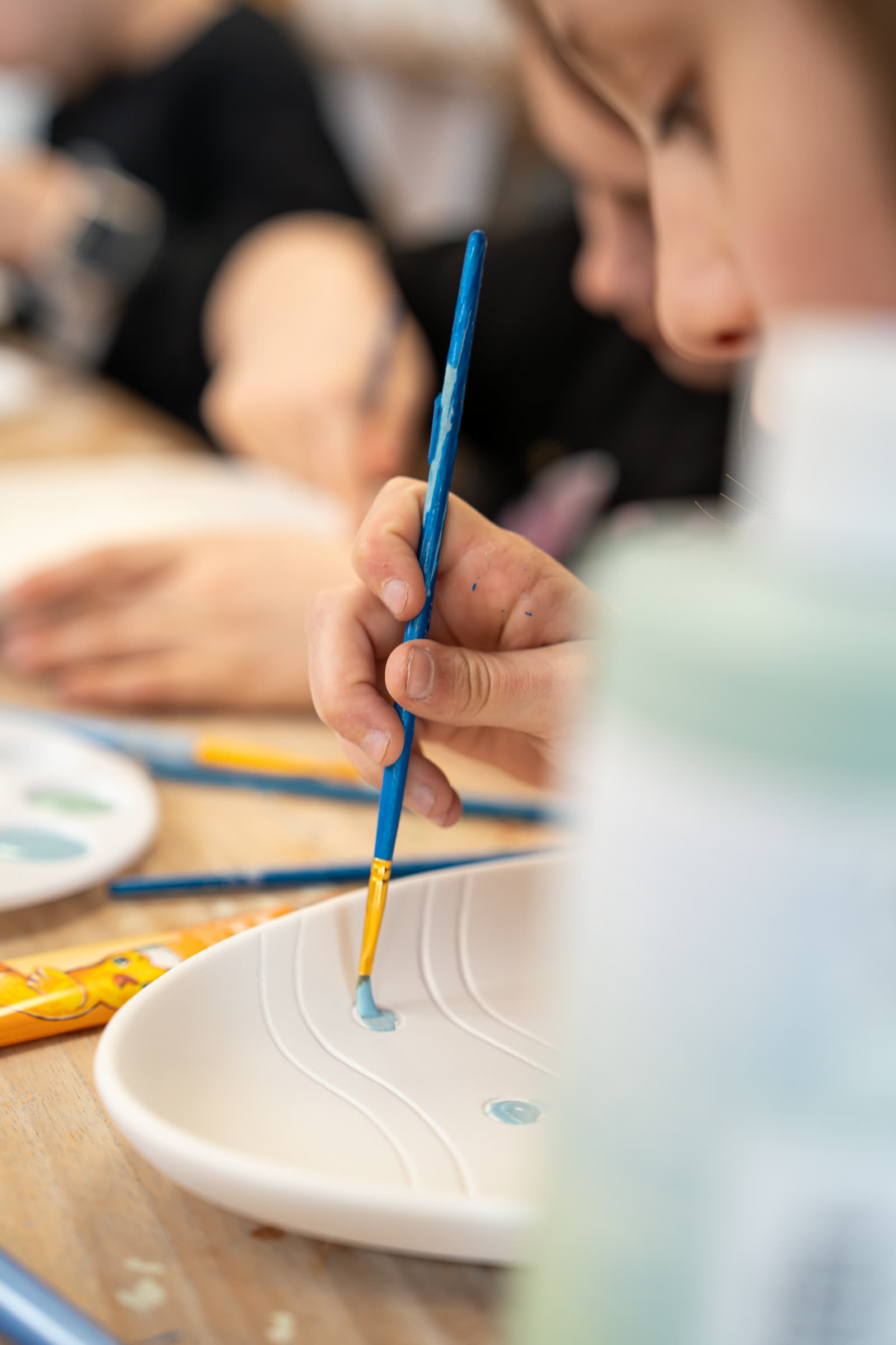 Beim Bemalen mit Pinsel im Atelier