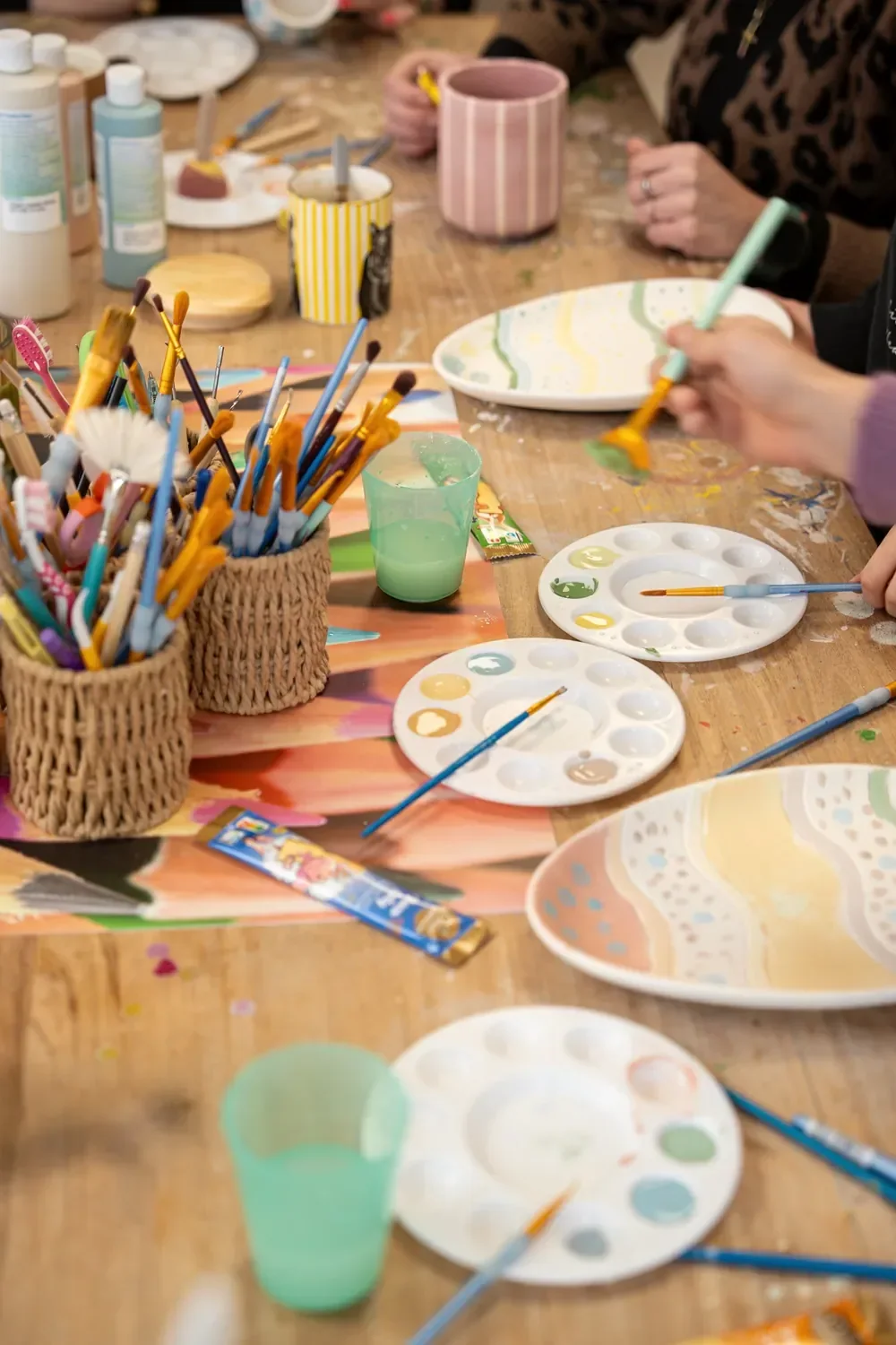 Farben, Pinsel und bemalte Keramik im Atelier
