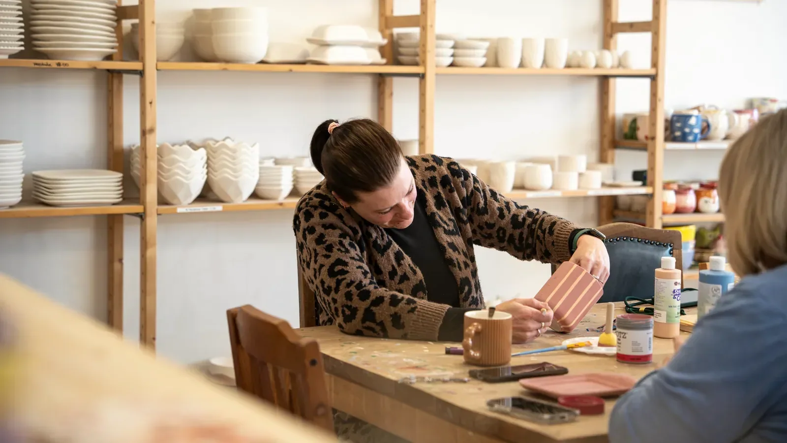 Beim Keramikbemalen im Malatelier Auszeit in Gronau