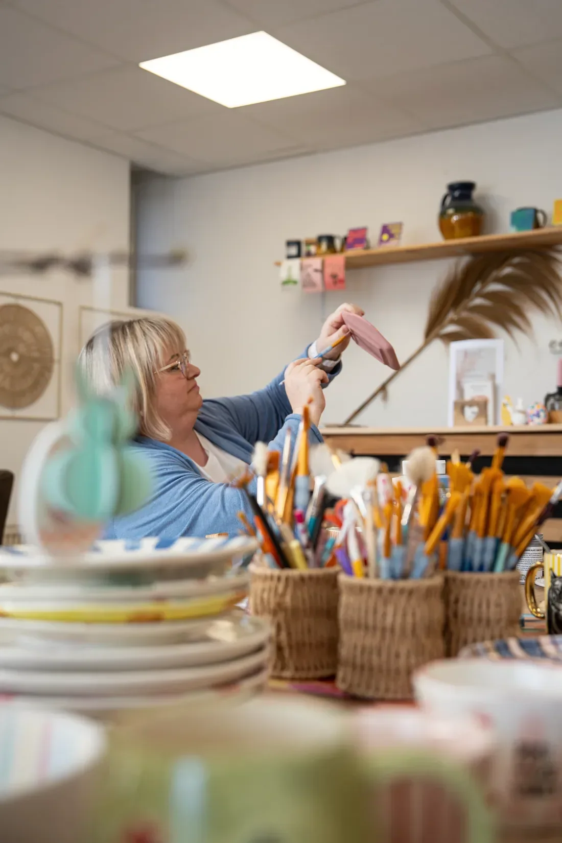 Vorbereitung im Atelier Auszeit, Pinsel und Keramik werden gerichtet